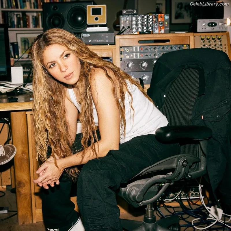 Shakira photo 19 of 1543