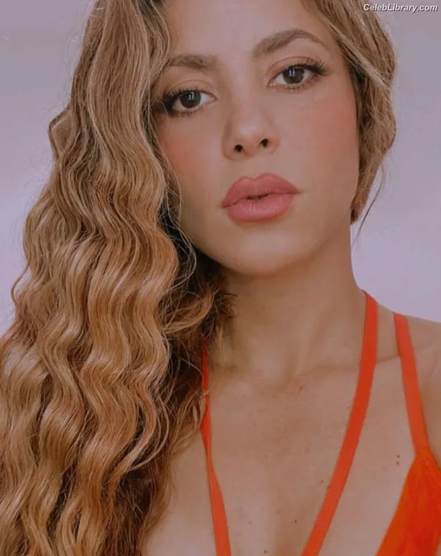 Shakira photo 3 of 1543
