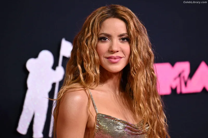 Shakira photo 12 of 1543