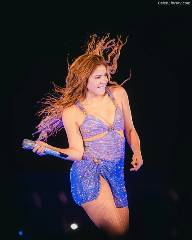 Shakira photo 13 of 1543
