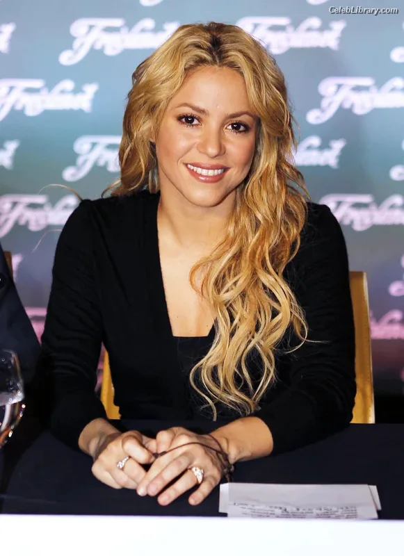Shakira photo 6 of 1543
