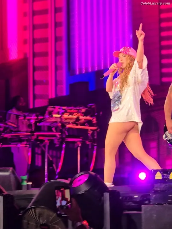 Shakira photo 7 of 1543