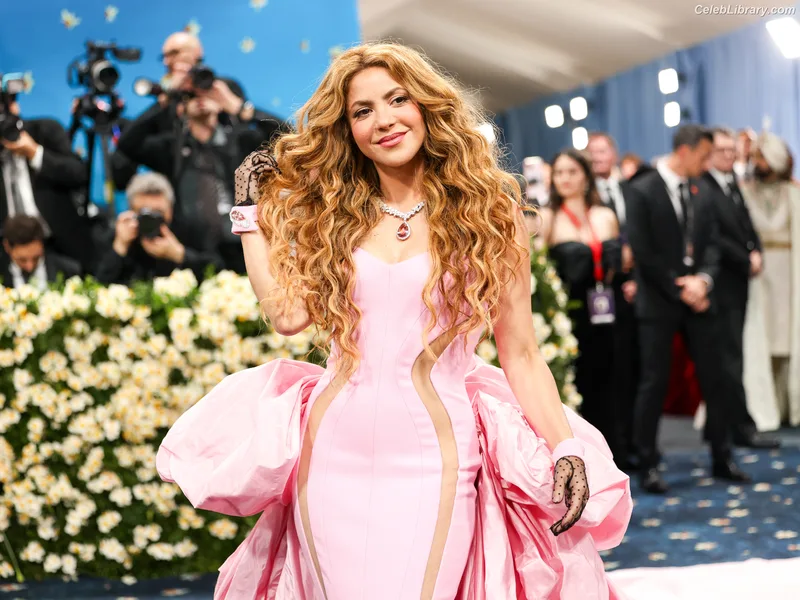 Shakira photo 18 of 1543