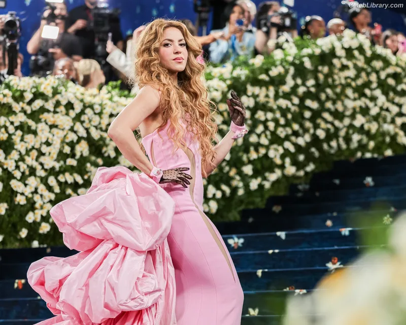 Shakira photo 15 of 1543