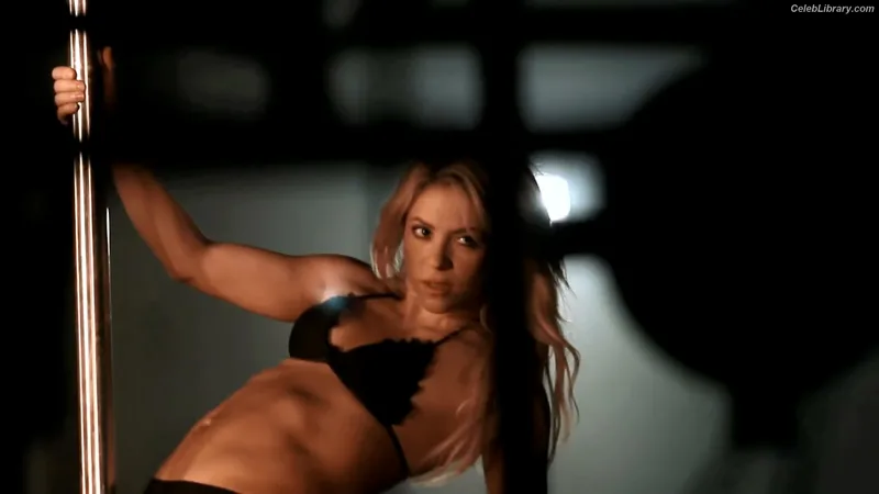 Shakira photo 1 of 1543
