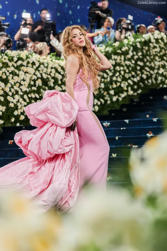 Shakira photo 7 of 1543
