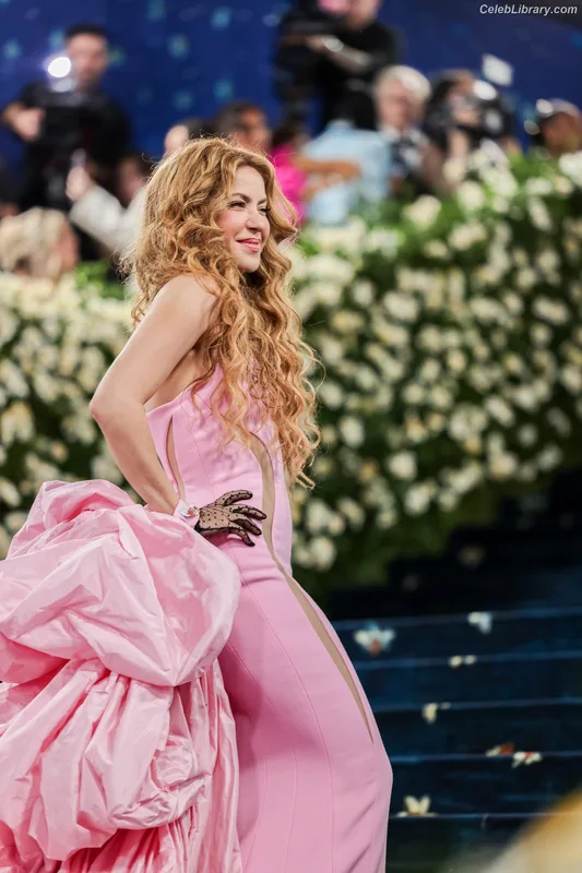 Shakira photo 10 of 1543