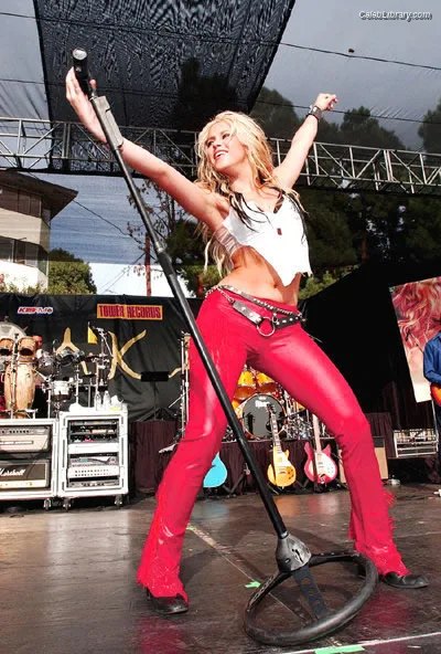 Shakira photo 10 of 1543