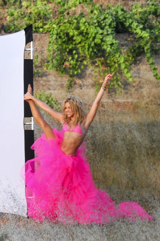 Shakira photo 14 of 1543