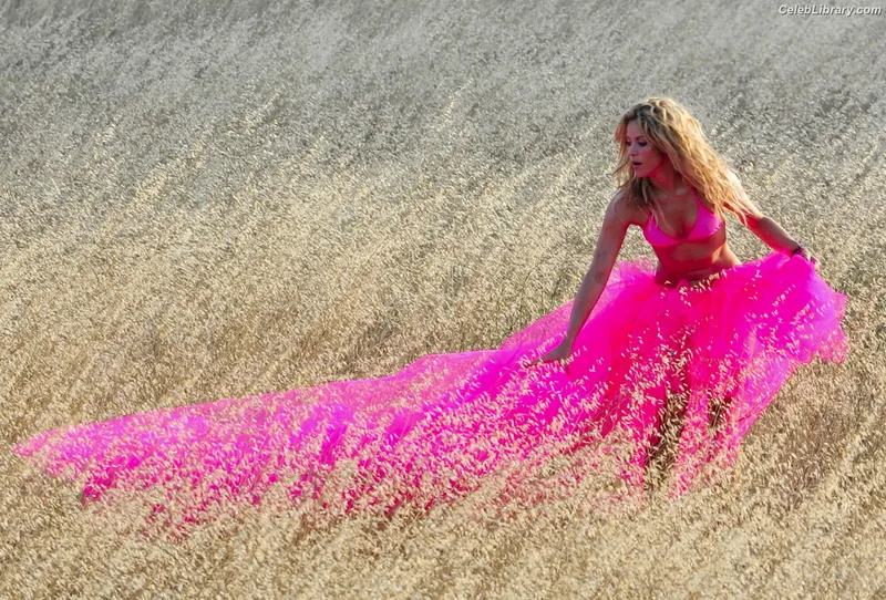 Shakira photo 16 of 1543