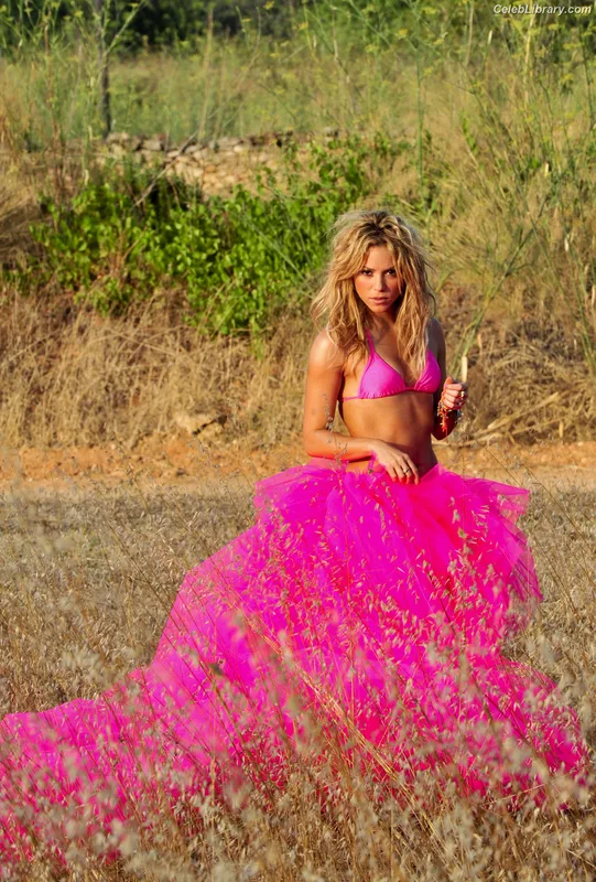 Shakira photo 1 of 1543