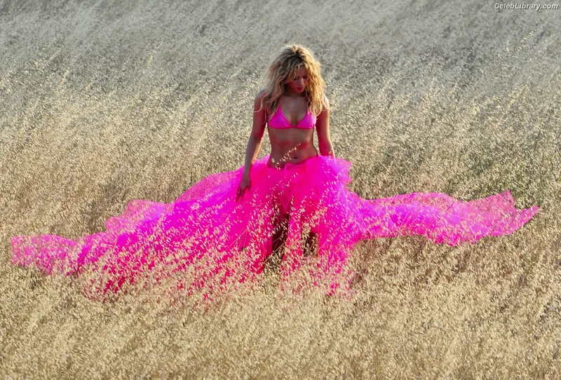 Shakira photo 7 of 1543