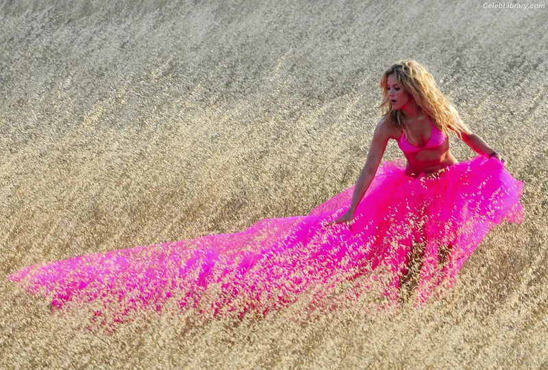 Shakira photo 13 of 1543