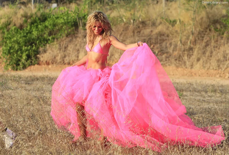 Shakira photo 8 of 1543