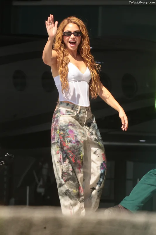 Shakira photo 16 of 1543