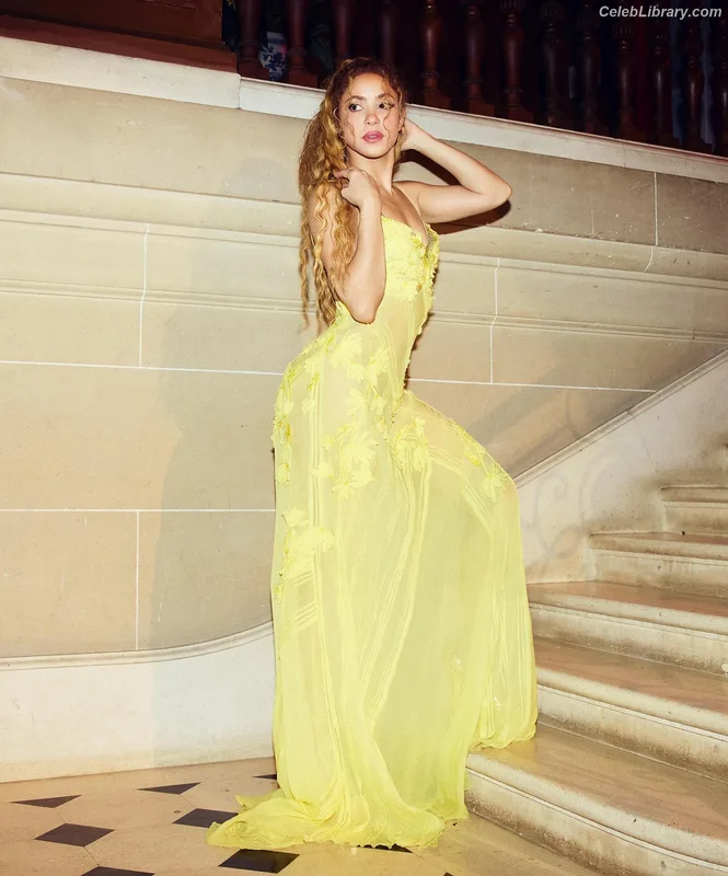 Shakira photo 7 of 1543