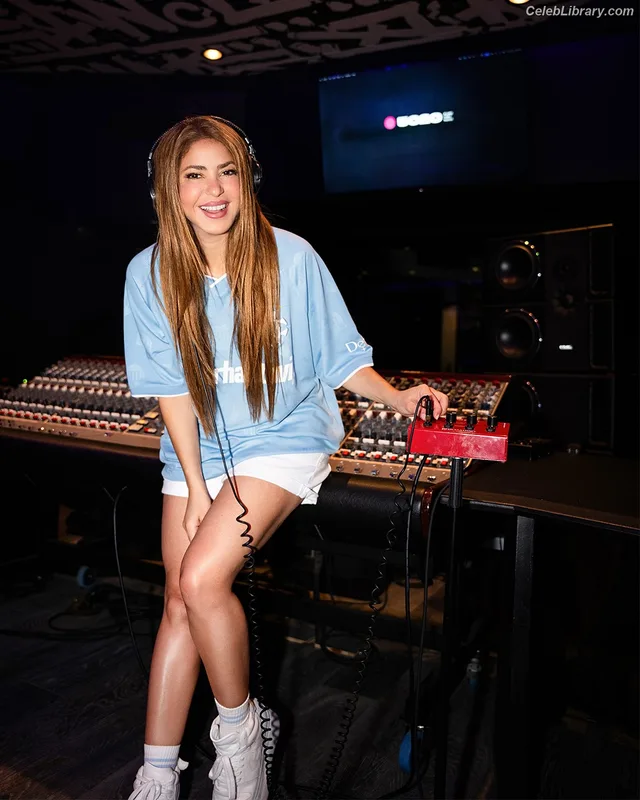 Shakira photo 8 of 1543