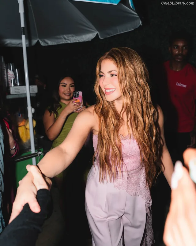 Shakira photo 2 of 1543