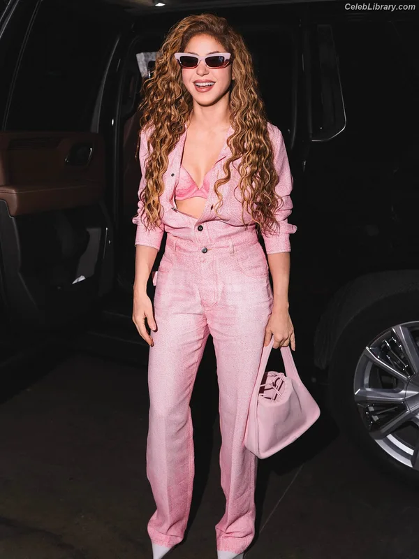 Shakira photo 18 of 1543