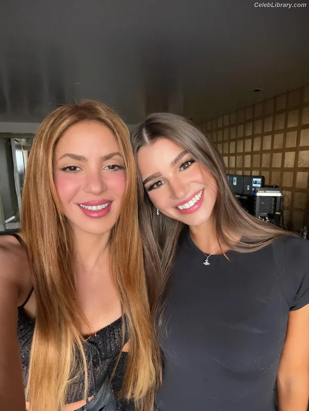 Shakira photo 24 of 1543