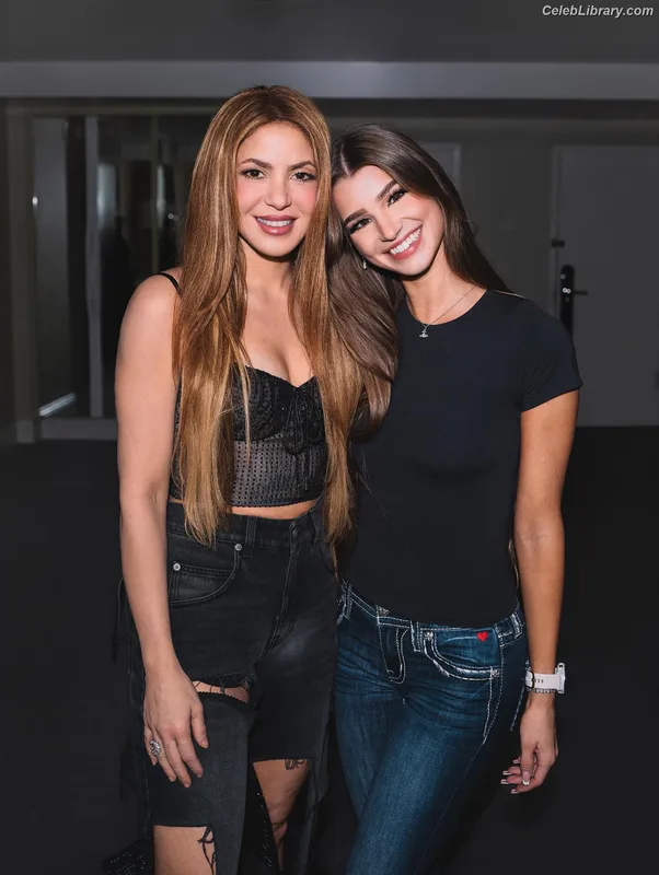 Shakira photo 3 of 1543