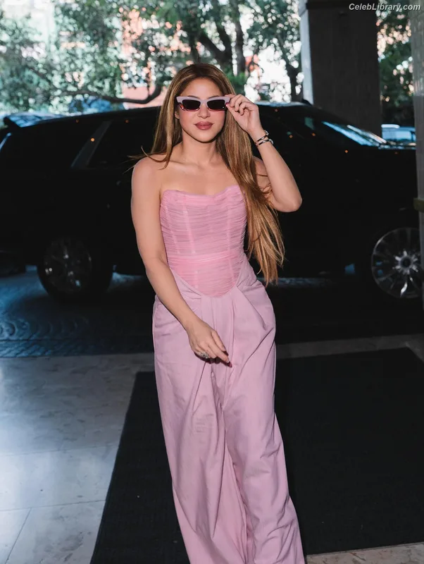 Shakira photo 7 of 1543