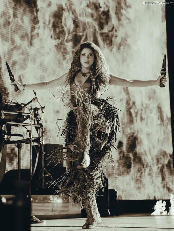 Shakira photo 9 of 1543