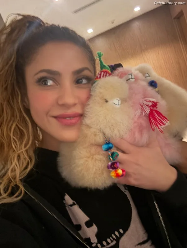 Shakira photo 11 of 1543