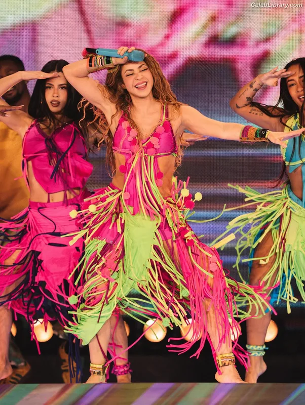 Shakira photo 14 of 1543