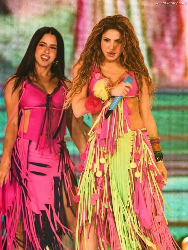 Shakira photo 15 of 1543