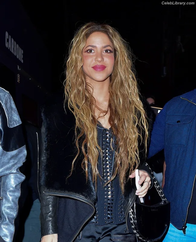 Shakira photo 1 of 1543