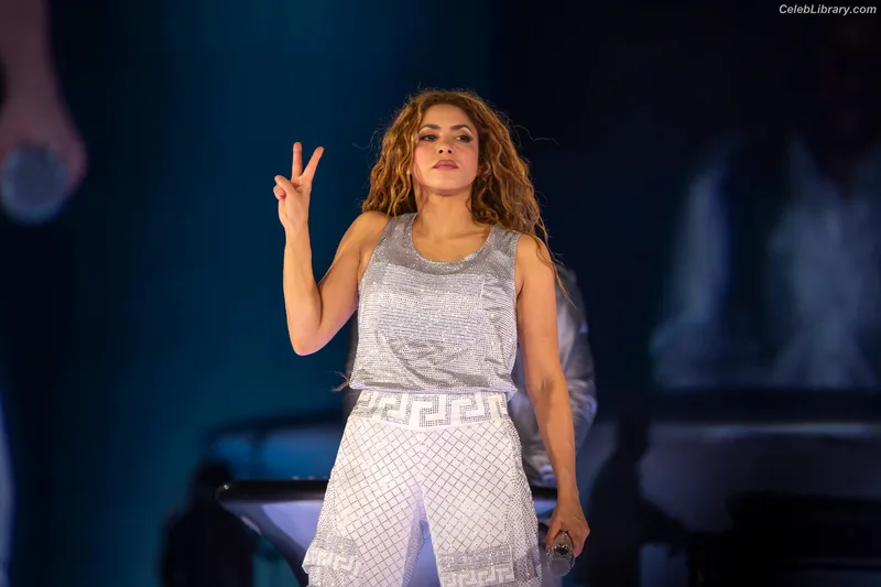 Shakira photo 9 of 1543