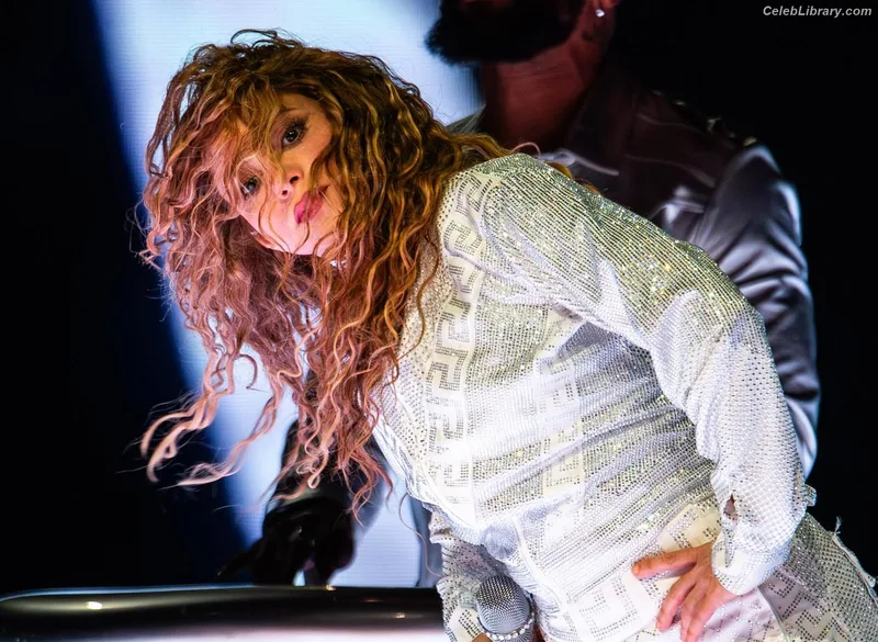 Shakira photo 19 of 1543