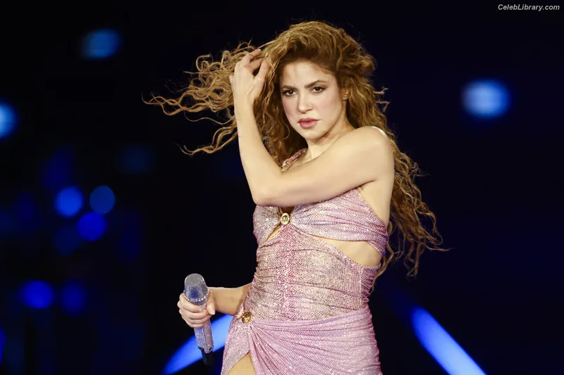 Shakira photo 11 of 1543