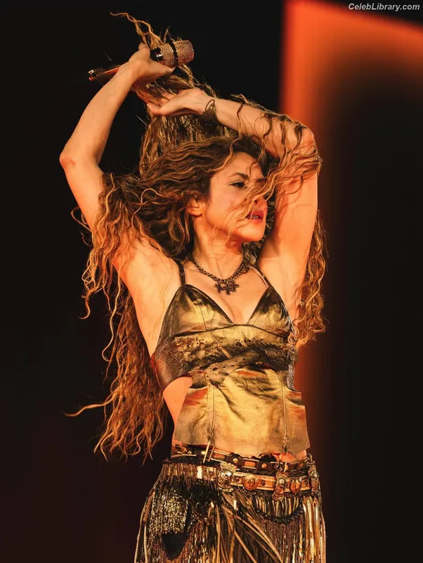 Shakira photo 13 of 1543