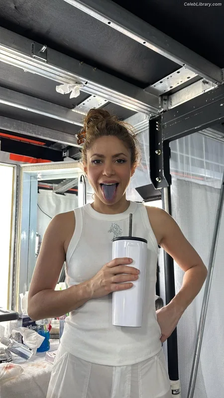 Shakira photo 14 of 1543
