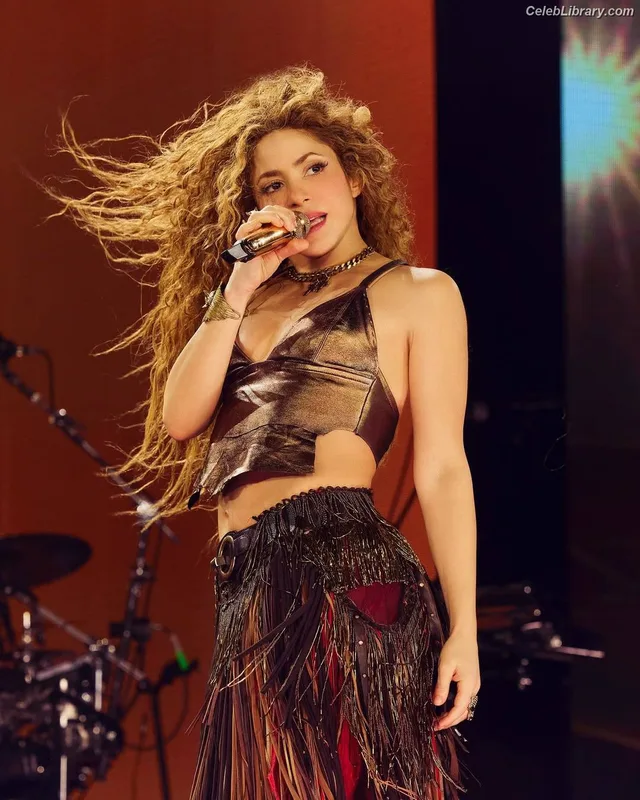 Shakira photo 23 of 1543