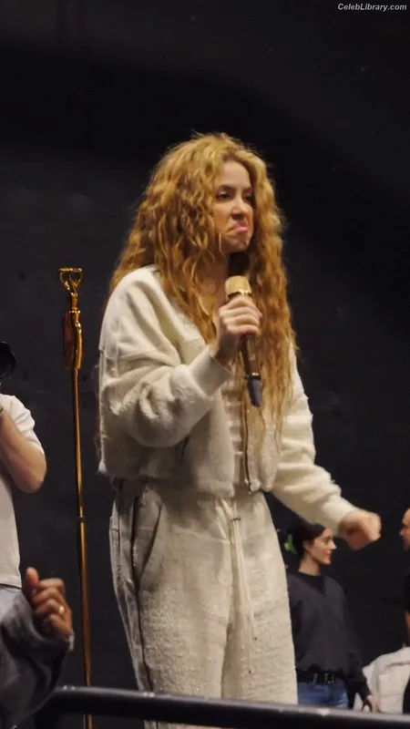 Shakira photo 1 of 1543