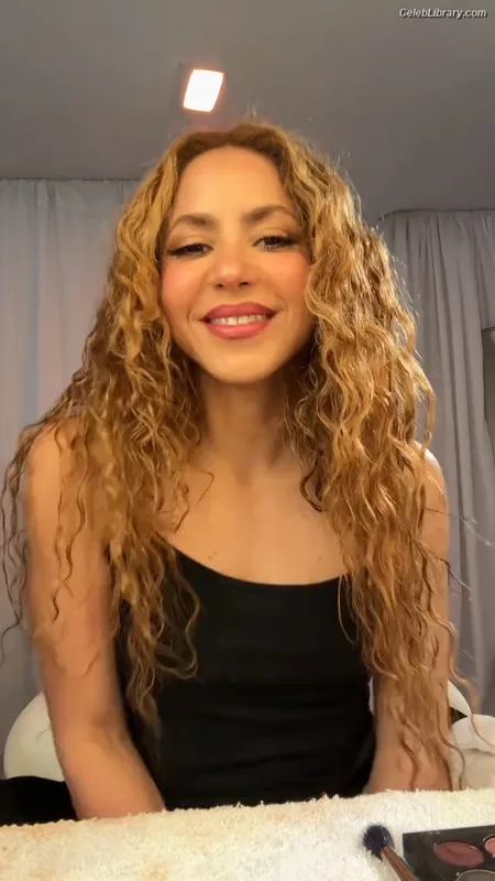 Shakira photo 3 of 1543