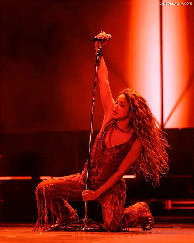 Shakira photo 6 of 1543