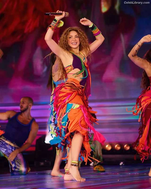 Shakira photo 7 of 1543