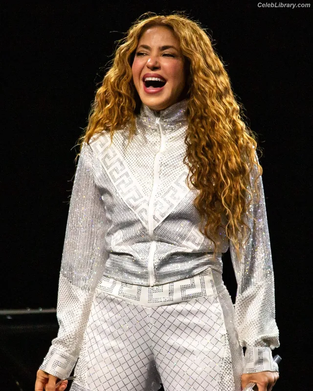 Shakira photo 9 of 1543