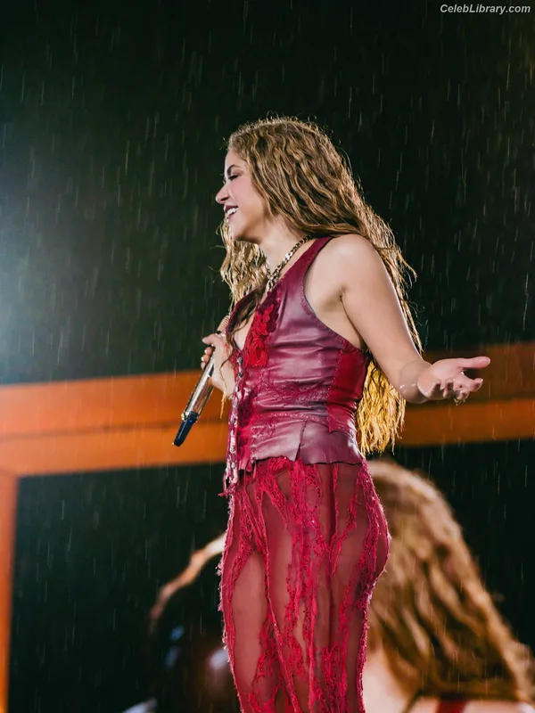 Shakira photo 12 of 1543