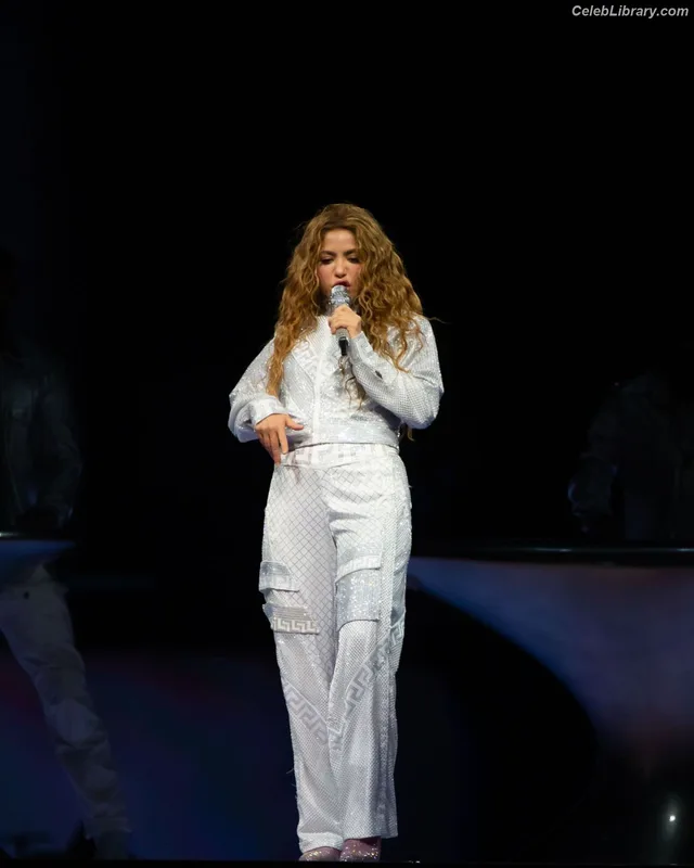 Shakira photo 14 of 1543