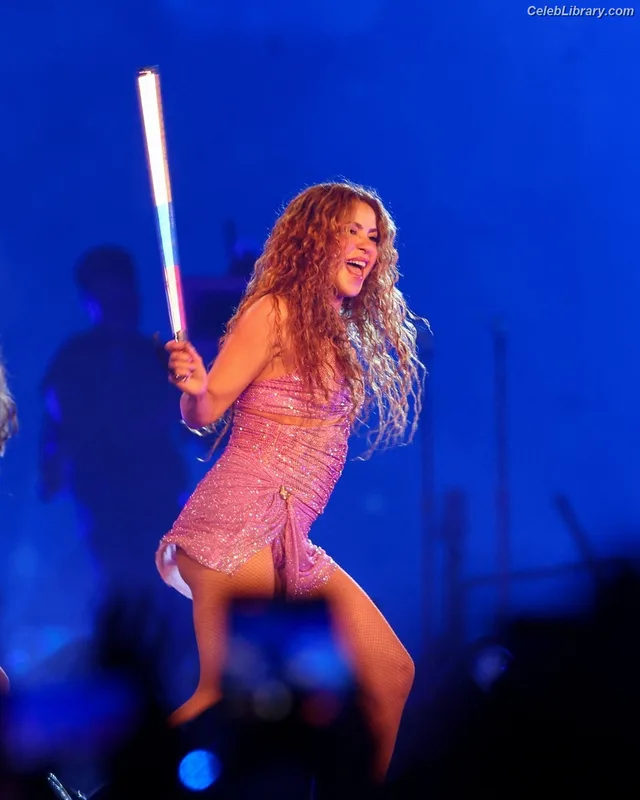 Shakira photo 17 of 1543