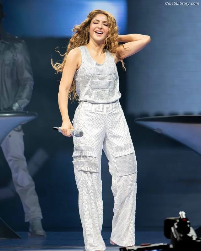 Shakira photo 20 of 1543