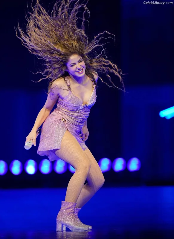 Shakira photo 6 of 1543