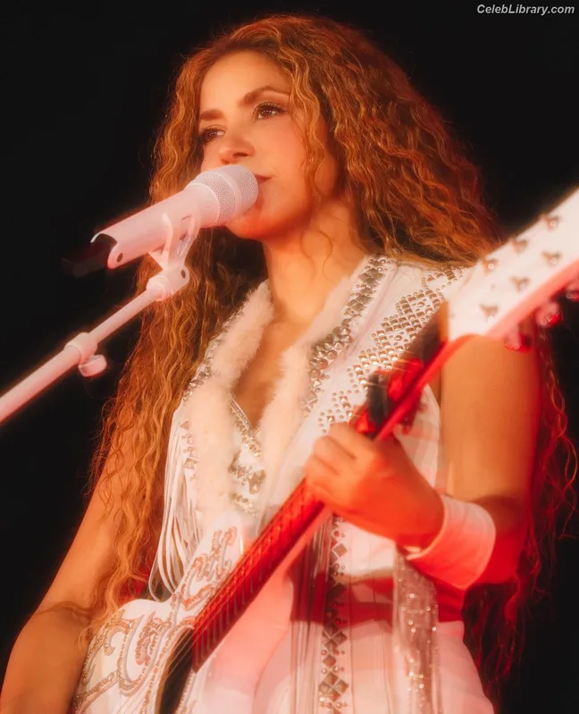Shakira photo 8 of 1543