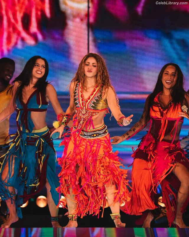 Shakira photo 4 of 1543