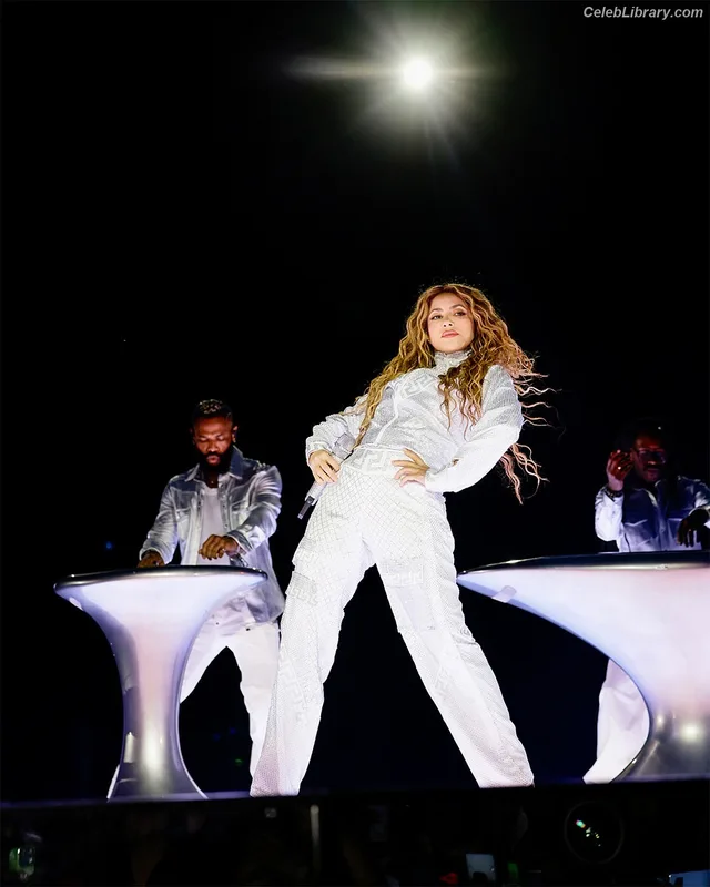 Shakira photo 16 of 1543